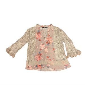 BKE Boutique Blouse size XS Extra Small Boho Button Front V Neck Floral Lace